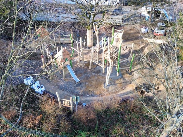 Luftbildaufnahme: Spielplatzbau aus der Vogelperspektive 