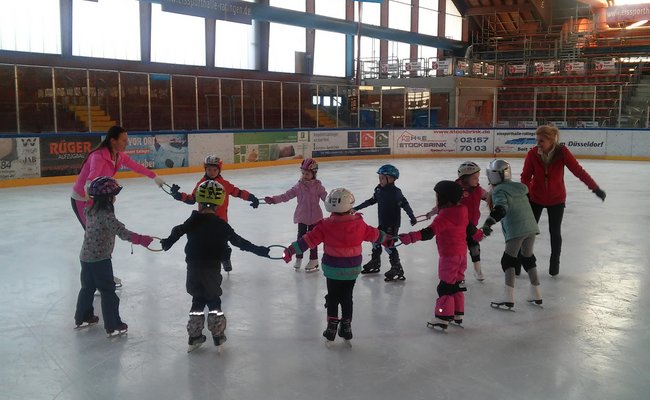 Kinder im Anfängerkurs auf dem Eis