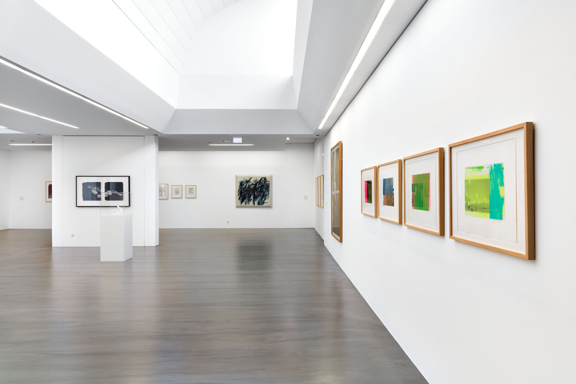 Oberlichtsaal des Museums mit Kunstwerken an den Wänden.