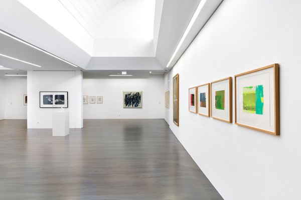 Oberlichtsaal des Museums mit Kunstwerken an den Wänden.