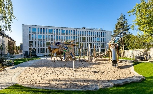 Spielplatz mit Drachenspielgrüst hinter dem Rathaus