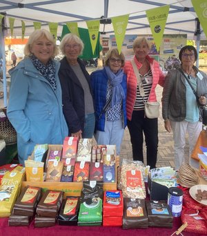 Vier ehrenamtliche Engagierte der Eine-Welt-Initiative der Kirchengemeinde Heilig Geist an einem Fair-Trade Informations-und Verkaufsstand