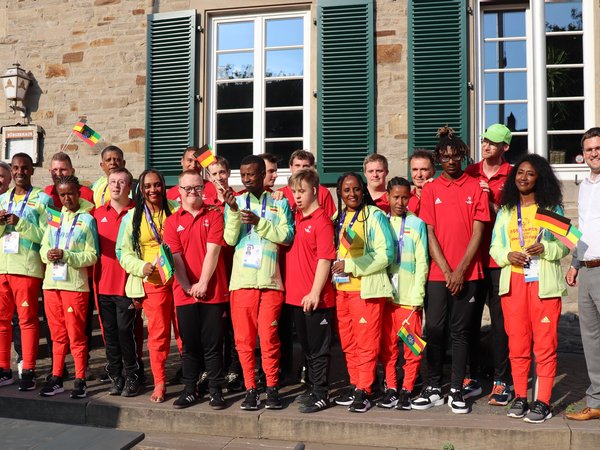 Gruppenbild der Sportler mit Fähnchen