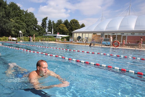 Ein Mann schwimmt auf einer Bahn im Allwetterbad Lintorf.