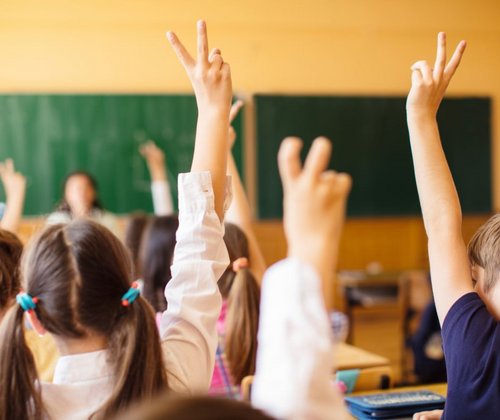 Mehrere Kinder zeigen mit dem Finger auf
