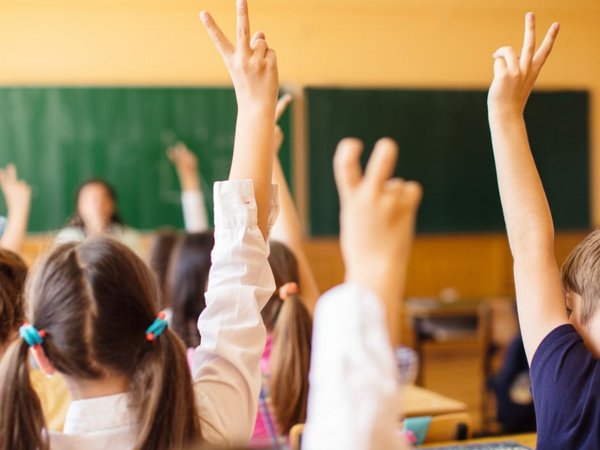 Mehrere Kinder zeigen mit dem Finger auf