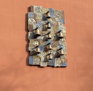Das Foto zeigt ein Glockenspiel in der Minoritenstraße. 