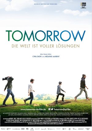 Das Filmplakat "Tomorrow" zeigt vier Personen, die über eine grüne Wiese laufen.