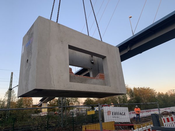 Betonblock hängt an einem Kran