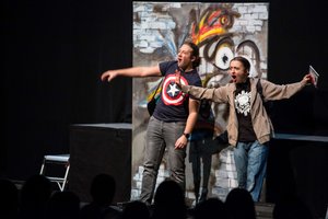 Zwei Männer auf einer Theaterbühne
