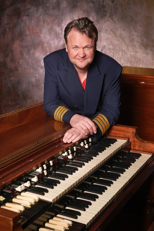 Mann an einer Hammond-Orgel