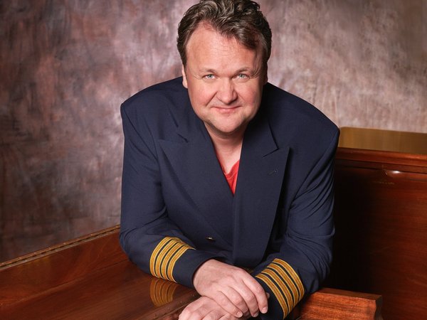 Mann an einer Hammond-Orgel