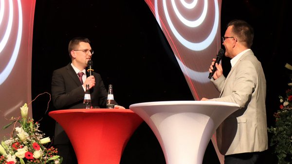 Erster Beigeordneter Patrick Anders (links) im Gespräch mit René le Riche