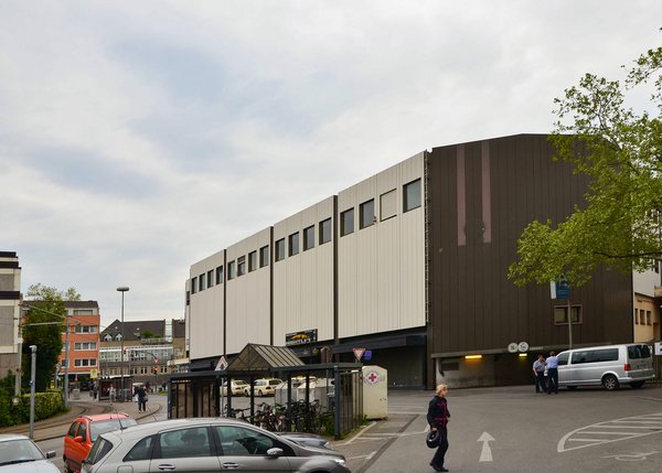 Das Foto zeigt das ehemalige Hertiekaufhaus in Ratingen