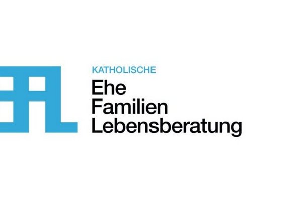 Blaues Logo auf weißem Hintergrund der Katholischen Beratungsstelle für Ehe und Familie 