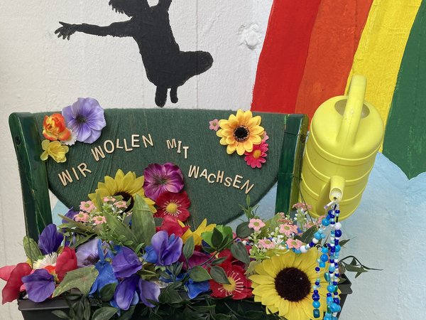 Blumenstrauß auf einem Stuhl 