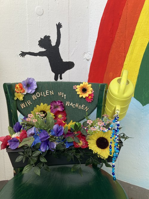 Blumenstrauß auf einem Stuhl 