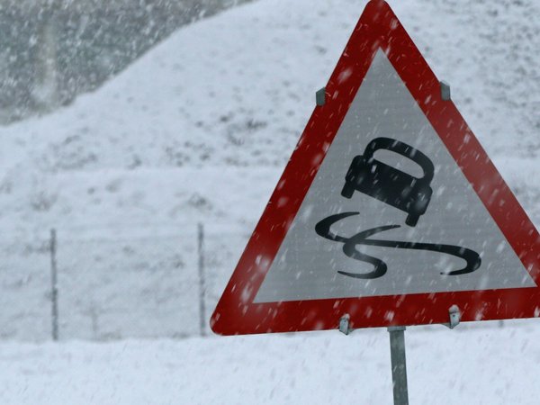 Warnschild im Schnee