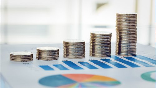 Mehrere Münzhaufen nebeneinander