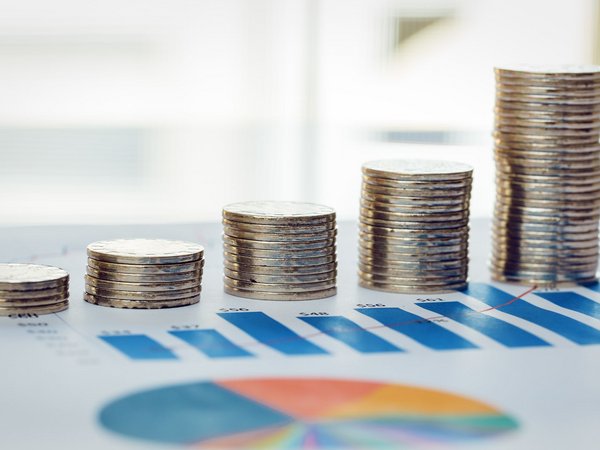 Mehrere Münzhaufen nebeneinander