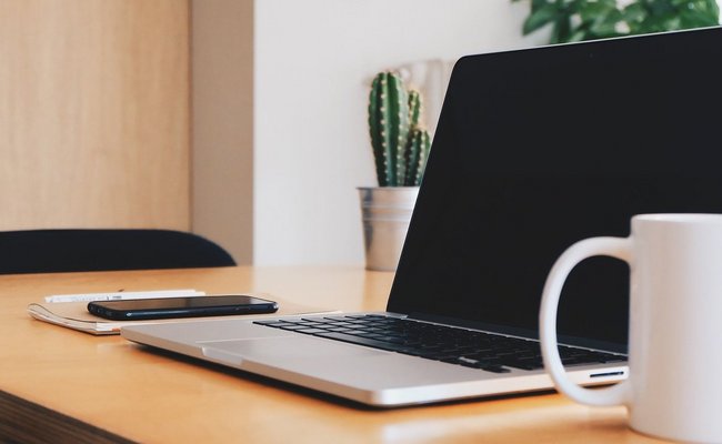 Es ist ein Arbeitsplatz zu sehen.