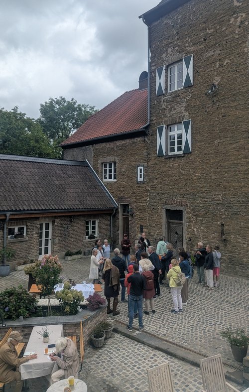 Menschen vor einer alten Ritterburg