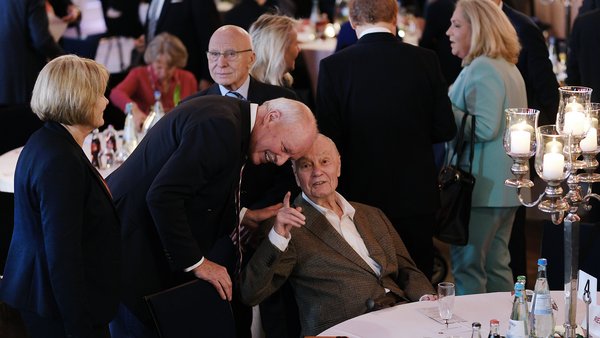 Rolf Steuwe begrüßt Stahldirektor a.D. Dr. Alfred Dahlmann