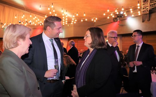 Mehrere Personen im Gespräch miteinander