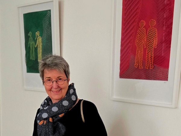 Frau steht vor zwei Kunstwerken