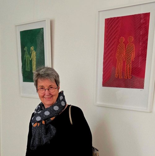 Frau steht vor zwei Kunstwerken