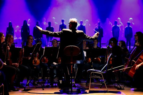 Dirigent vor einem Orchester 