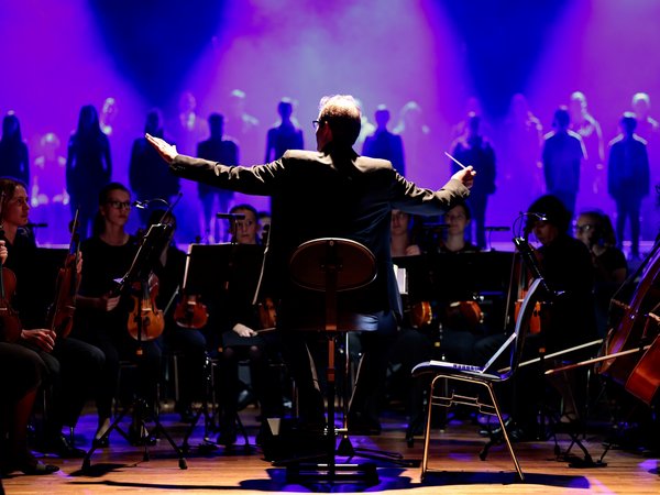 Dirigent vor einem Orchester 