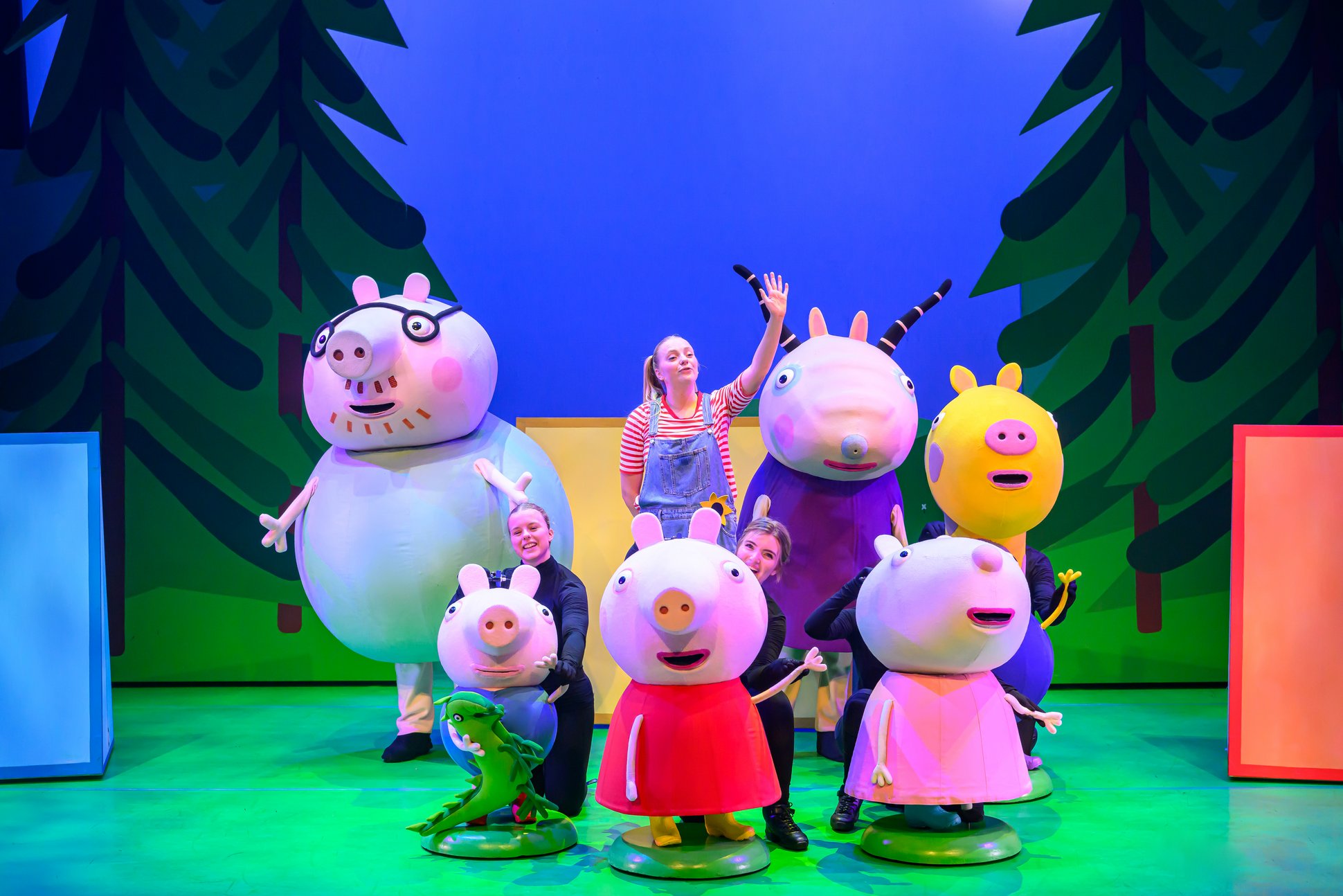Die Figuren von Peppa Wutz und der Familie stehen auf der Bühne