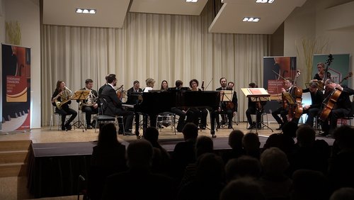 Musikensemble auf der Bühne