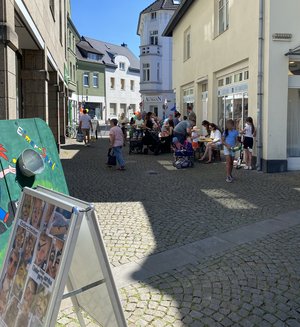 Menschen auf dem Sommerfest "Arkadenhof".