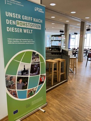 Titel-Roll-Up der Ausstellung "Unser Griff nach den Rohstoffen dieser Welt im Medienzentrum"
