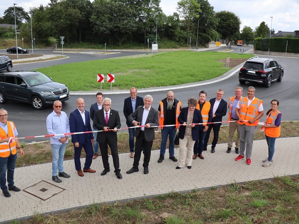 Menschengruppe vor einem Kreisverkehr