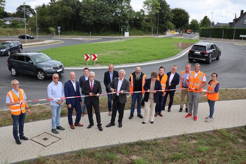 Menschengruppe vor einem Kreisverkehr