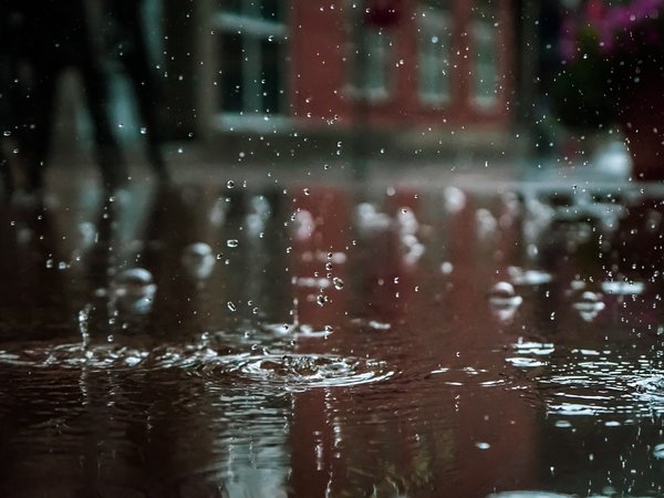 Regen fällt auf Boden