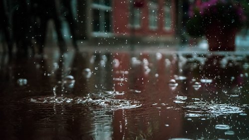 Regen fällt auf Boden