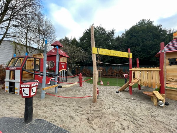 Außenansicht eines Spielplatzes