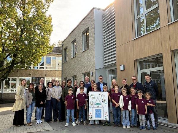 Personengruppe vor einem Gebäude