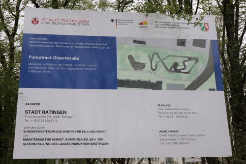 Baustellenschild der Pumptrack-Anlage 