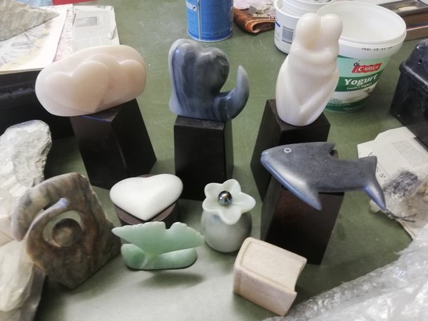 Mehrere kleine Kunstwerke aus Speckstein