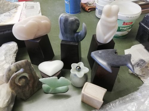 Mehrere kleine Kunstwerke aus Speckstein