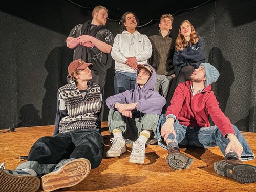 Theatergruppe auf einer Bühne