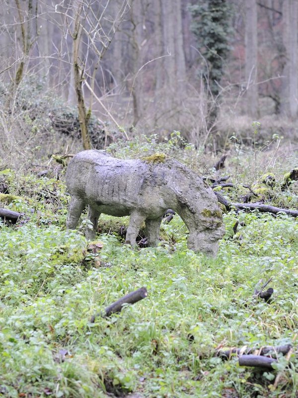 Pferdeskulptur aus Beton von Johannes Brus auf einer Lichtung im Wald 