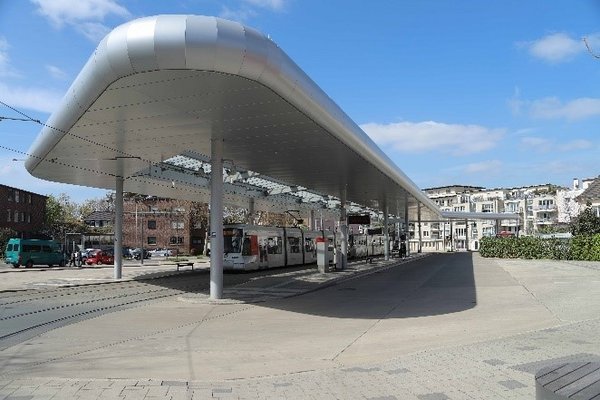 Das Foto zeigt den neuen Düsseldorfer Platz mit einer Stadtbahn. 