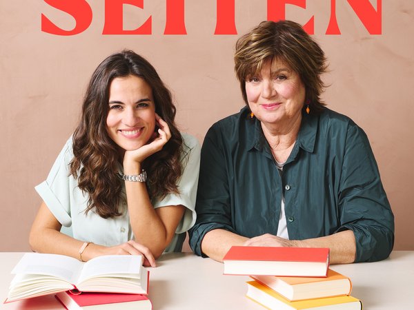 Zwei Frauen mit mehreren Büchern 