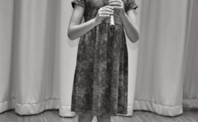 Kind mit Blockflöte